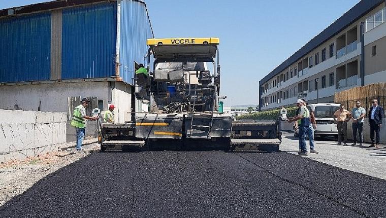 Gaziemir'de asfaltlama atağı: 4 bin 470 ton asfaltla yollar yenileniyor