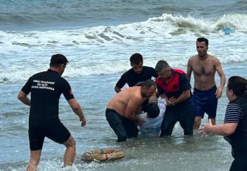 Ordu'da denize giren iki kardeş boğulma tehlikesi geçirdi