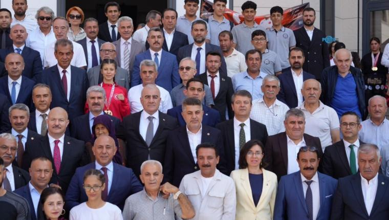 Besni Eğitim Bayramı’nda Tutdere’den eğitim vurgusu: ‘İlim ve bilim kutup yıldızıdır’ - Videolu Haber