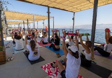 Körfez manzarasında spor keyfi