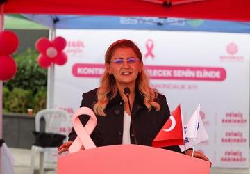 Bakırköy'de Pembe Şemsiyelerle Meme Kanseri Farkındalık Yürüyüşü