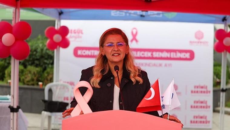 Bakırköy'de Pembe Şemsiyelerle Meme Kanseri Farkındalık Yürüyüşü