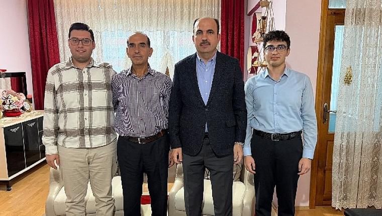 Başkan Altay, “Vefa Umresi" ile Kutsal Topraklara Giden Vatandaşları Evlerinde Ziyaret Etti