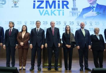 İzmir Büyükşehir Belediye Başkanı Cemil Tugay, AK Parti’ye katıldı: Rozetini Erdoğan taktı