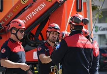 İzmir İtfaiyesi'nden gerçeği aratmayan tatbikat