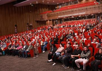 Aydemir, insanın anlam arayışını “ünsiyet" kavramıyla anlattı; “Hepimiz ünsiyet ihtiyacı içerisindeyiz"