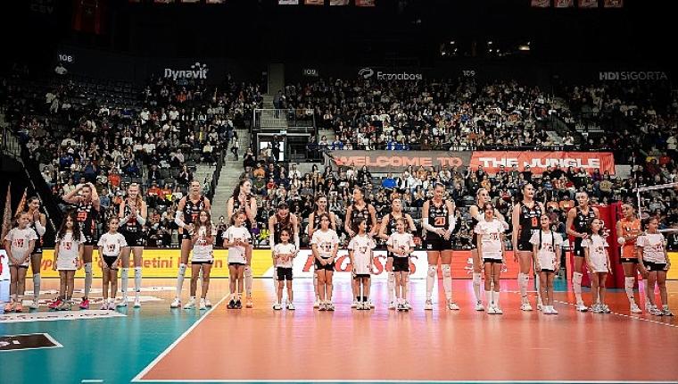 Eczacıbaşı Peron İstanbul, VakıfBank'ı konuk etti