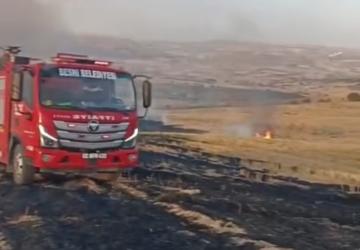 Boş arazide anız yangını kontrol altına alındı