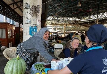 Başkan Çerçioğlu'nun İçleri Isıtan İkramı Bu Yıl da Vatandaşlar ve Pazarcı Esnaflarıyla Buluşuyor