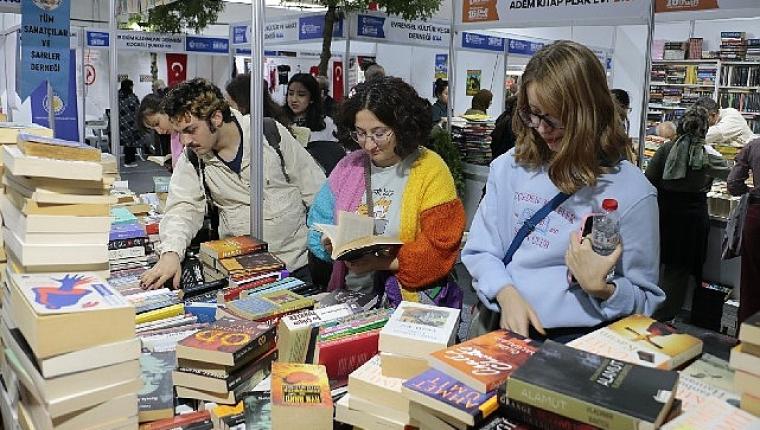 Kitapseverler sahaflarda geçmişin izini sürüyor
