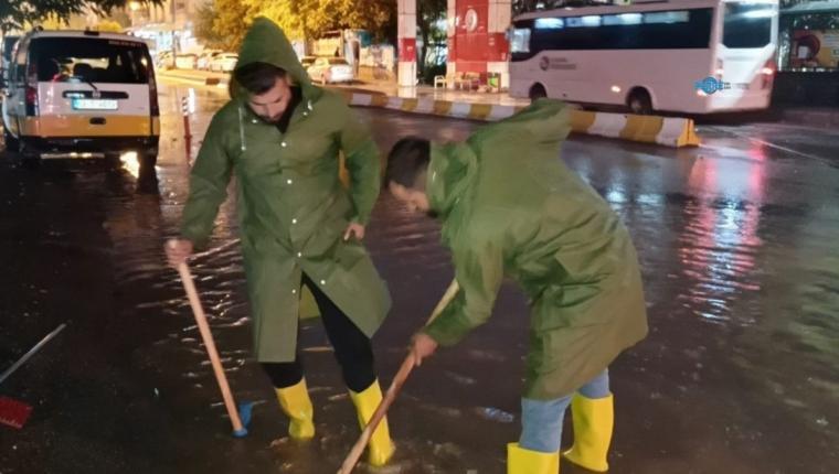 Kahta Belediyesi sağanak sonrası tüm ekipleriyle sahada