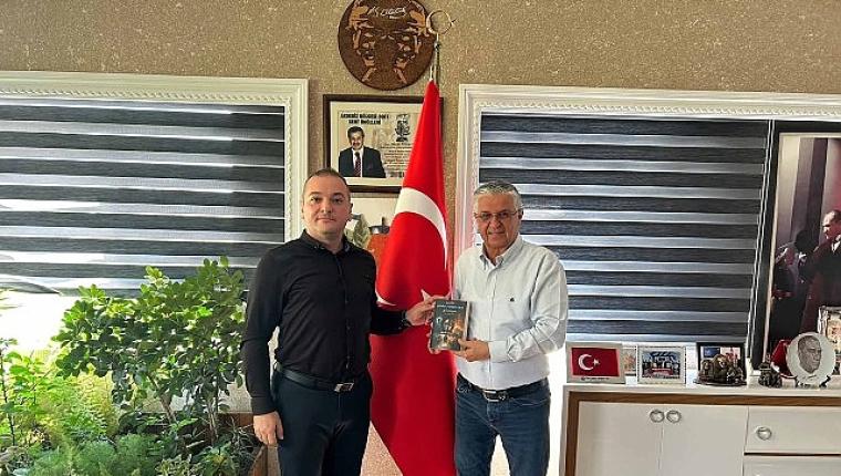 Balıca, yeni kitabını Başkan Topaloğlu'na takdim etti