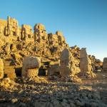 Nemrut Dağı’nda altın ışığın taşlarla buluştuğu eşsiz manzara ziyaretçilerini bekliyor