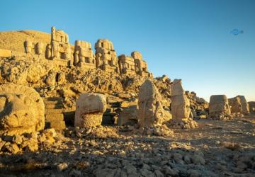 Nemrut Dağı’nda altın ışığın taşlarla buluştuğu eşsiz manzara ziyaretçilerini bekliyor