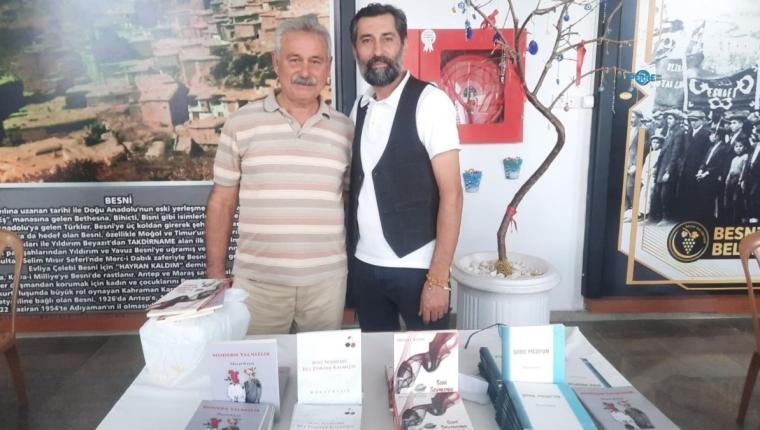 Murat Kayış Besni Eğitim Bayramı’nda kitaplarını okurları için imzaladı