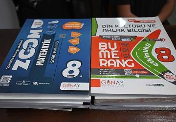 Kemer'de sekizinci sınıf öğrencilerine ücretsiz ders kitapları dağıtıldı