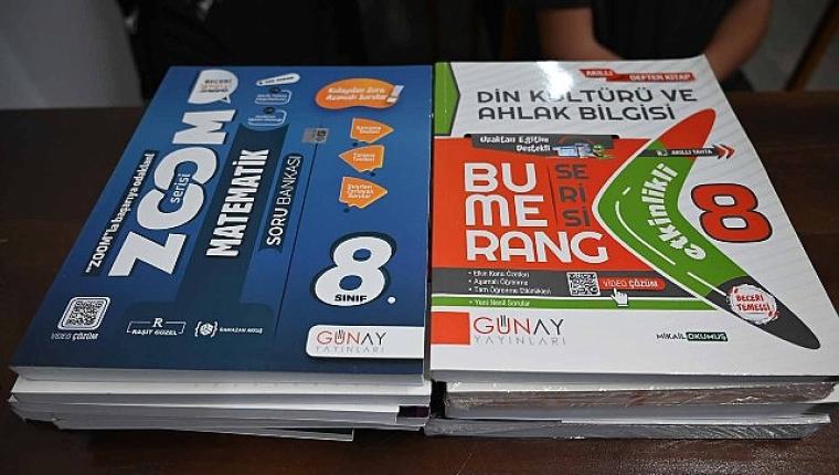 Kemer'de sekizinci sınıf öğrencilerine ücretsiz ders kitapları dağıtıldı
