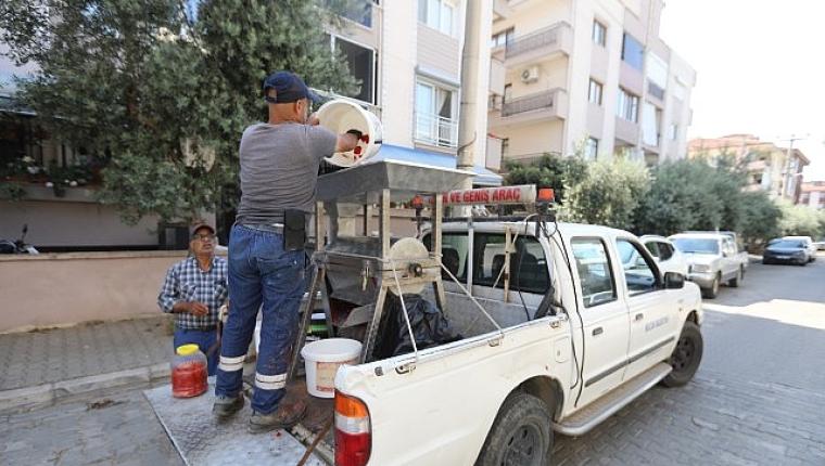 Efes Selçuk'ta Salçalar Ailece Hazırlanıyor, Belediye Makine ile Destek Oluyor
