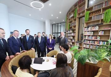 Zorlu'dan Büyükakın'a övgü: “Kendisi sadece hizmet üretmiyor, kavram da üretiyor"