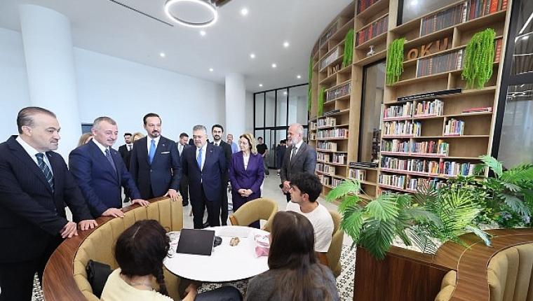 Zorlu'dan Büyükakın'a övgü: “Kendisi sadece hizmet üretmiyor, kavram da üretiyor"
