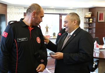 KEÇ-TİM Arama ve Kurtarma Ekibi'ne Akreditasyon Peçlerini Başkan Özarslan Takdim Etti