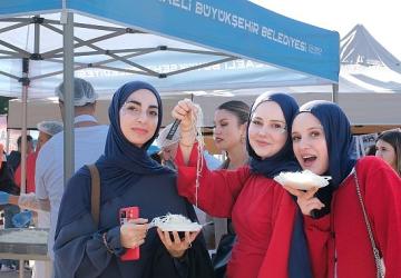 KOÜ'lü gençler Büyükşehir'le enerji depoluyor; 'Gelin Tanış Olalım'da eğlence başladı