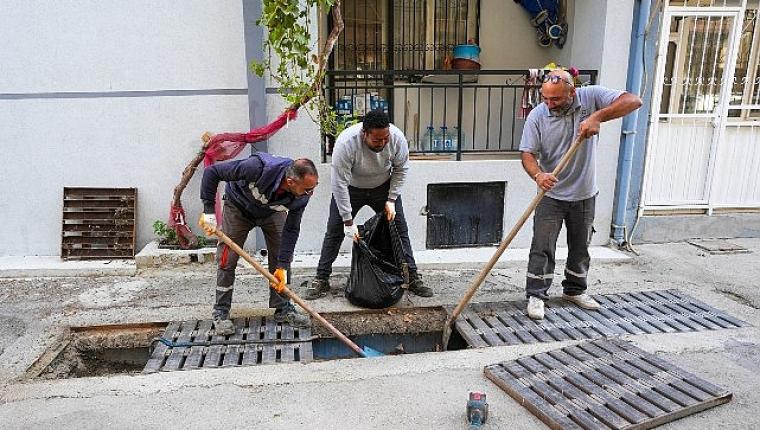 Gaziemir'de kışa hazırlık: Yağmur suyu kanalları temizleniyor