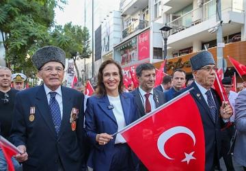 Karşıyaka'da gazilere saygı yürüyüşü