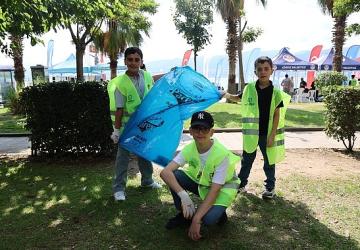 Körfez'de 1 ton atık toplandı