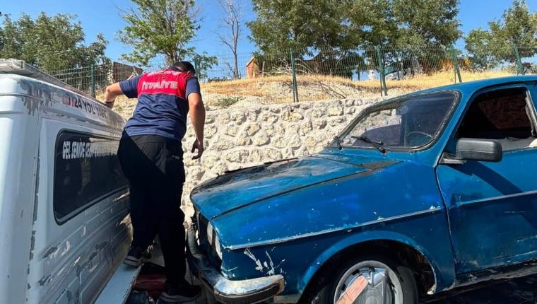 Seyir halindeki otomobil alev aldı