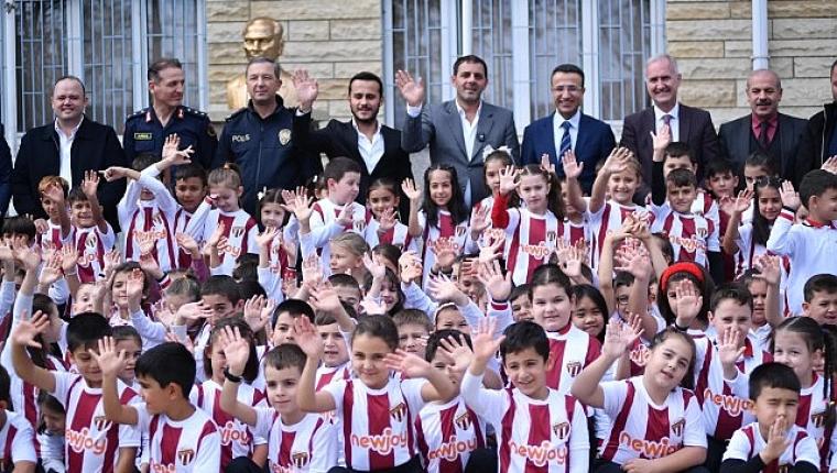 Yeniceköy'de 750 Öğrenci İnegölspor Formasına Kavuştu