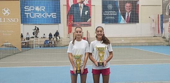 Osmangazi Belediyespor'dan Kortta Çifte Gurur