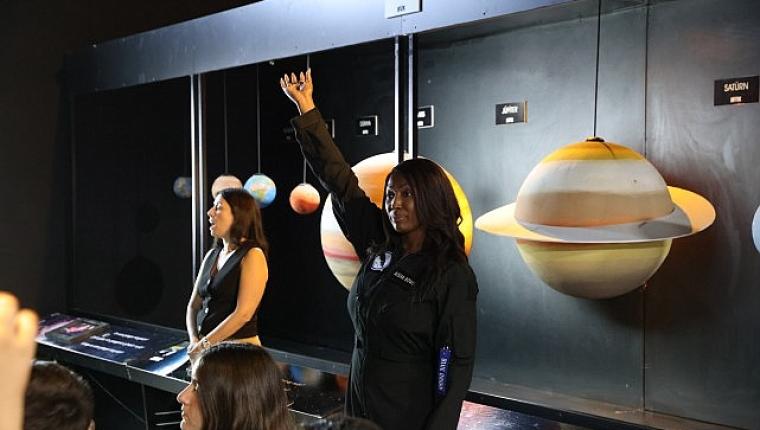 Karman Hattını Geçen Astronot Aisha Bowe, Çiğli'de öğrencilerle buluştu