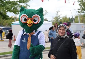 Kitapla denge oyunu fuara renk kattı