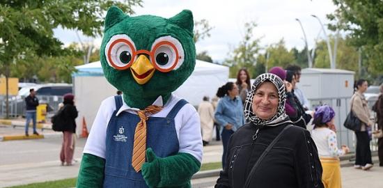 Kitapla denge oyunu fuara renk kattı