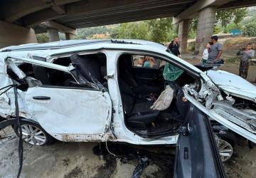 Otomobil Göksu Çayı'na düştü: Kopan bariyer parçaları piknik yapan çocuğu yaraladı