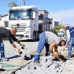 Burhaniye'de Yol Yapım ve Bakım Çalışmaları Sürüyor