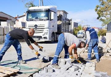 Burhaniye'de Yol Yapım ve Bakım Çalışmaları Sürüyor