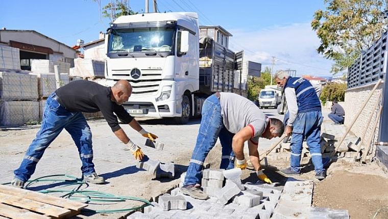 Burhaniye'de Yol Yapım ve Bakım Çalışmaları Sürüyor
