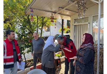 Kartepe Belediyesi Selden Etkilenen Vatandaşları Yalnız Bırakmıyor
