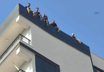 Adıyaman'da ücretlerini alamadıklarını öne süren işçiler çatıya çıktı