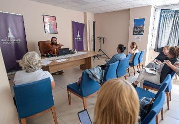 İzmir'de yazarlık yolculuğu başladı