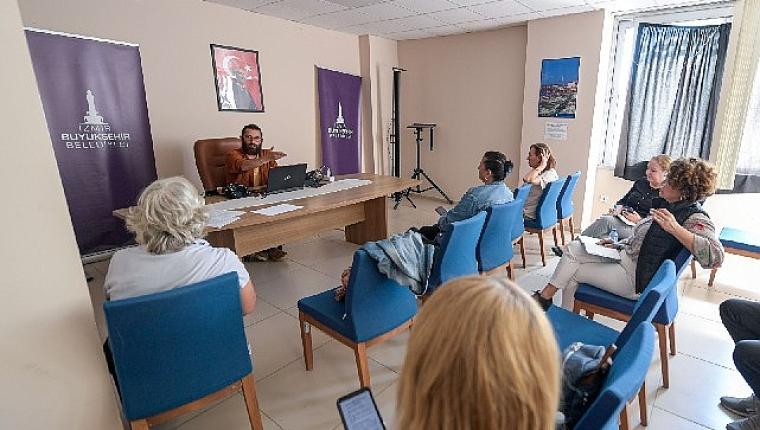 İzmir'de yazarlık yolculuğu başladı