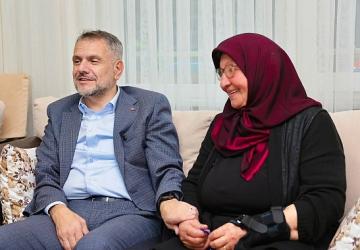 Başkan Vekili Akın'dan yaşlılara büyük vefa