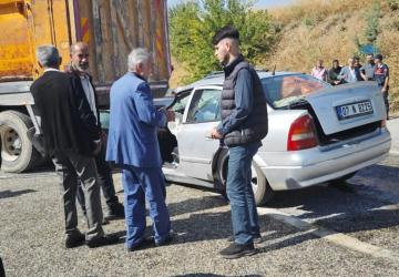 Kahta’da otomobil iş kamyonunun altına girdi: 2’si ağır 3 yaralı
