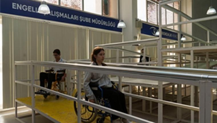 İzmir'de empati parkuru: Engelleri deneyimleyerek fark ediyorlar