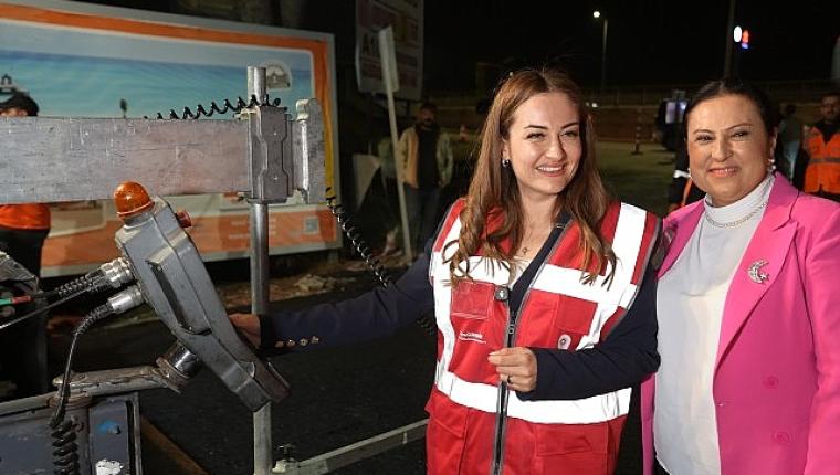 Başkan Vekili Büşra Özdemir'den gece mesaisindeki asfalt ekiplerine ziyaret