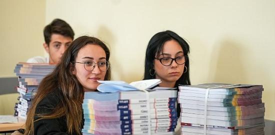 Maltepe'de Sınav Yolculuğuna Kitap Desteği
