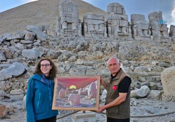 34 yıllık Nemrut emektarı Mente’den Büyükelçi Anderson’a özel hediye