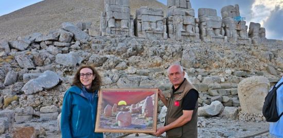 34 yıllık Nemrut emektarı Mente’den Büyükelçi Anderson’a özel hediye